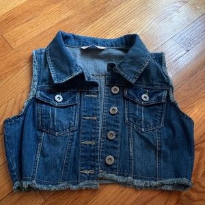 Short, sleeveless, denim jacket